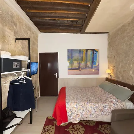 Charles V Flat Ground Floor * Paris