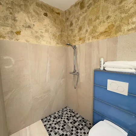 Charles V Flat Ground Floor 아파트