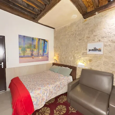 Charles V Flat Ground Floor * 파리